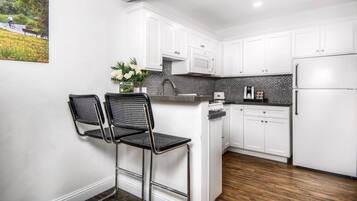 Suite, 1 cama King size y sofá cama, para no fumadores (Efficiency, Cottage) | Cocina privada | Refrigerador, microondas y cafetera y tetera