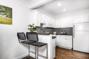 套房, 1 张特大床和 1 张沙发床, 无烟房 (Efficiency, Cottage) | 私人厨房 | 冰箱、微波炉、茶具/咖啡用具