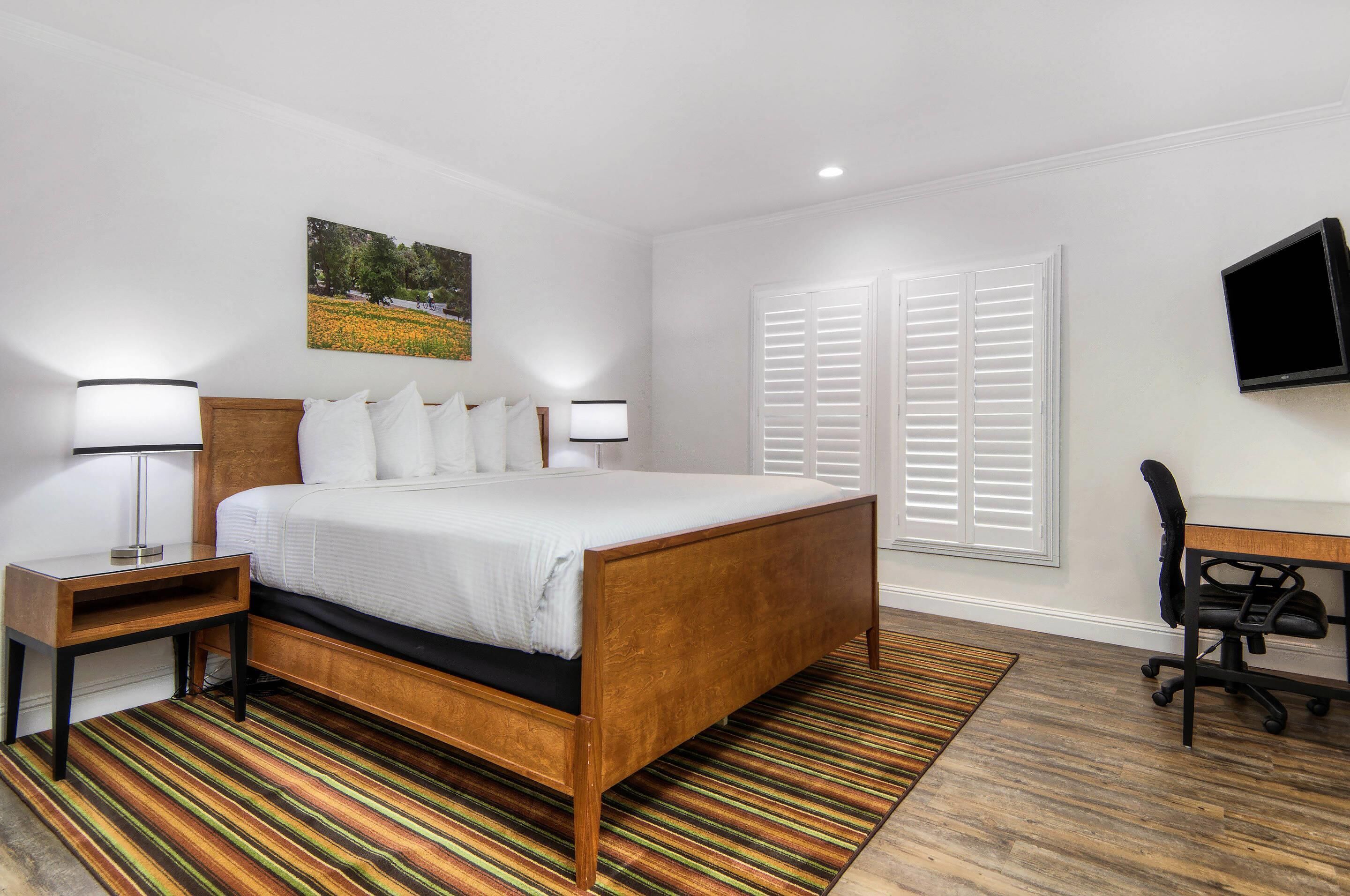 suite, 1 king bed with sofa bed, non smoking (cottage) | 1 bedroom, pillow-top beds, desk, laptop workspace