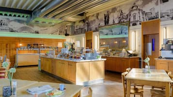 Daily continental breakfast (EUR 16 per person)