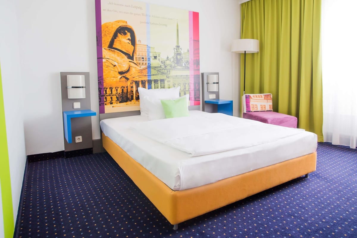 Escritorio, sistema de insonorización y cunas