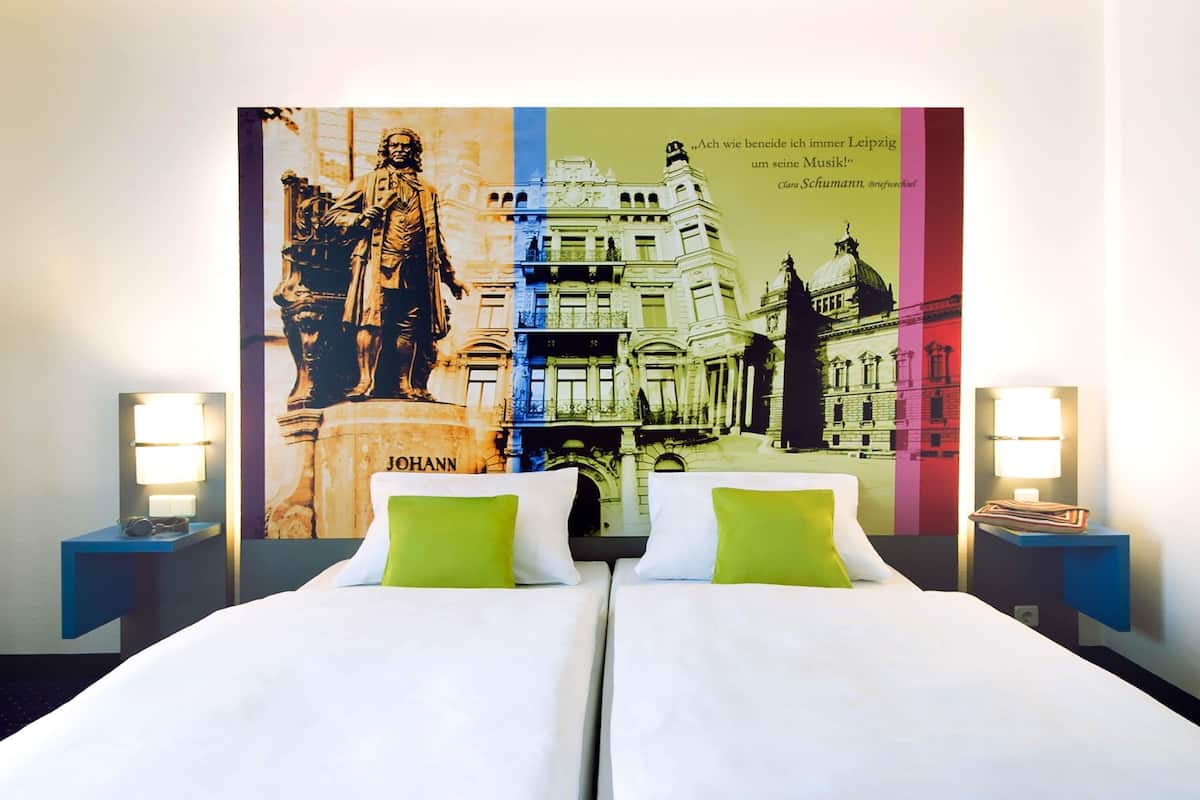 Escritorio, sistema de insonorización y cunas