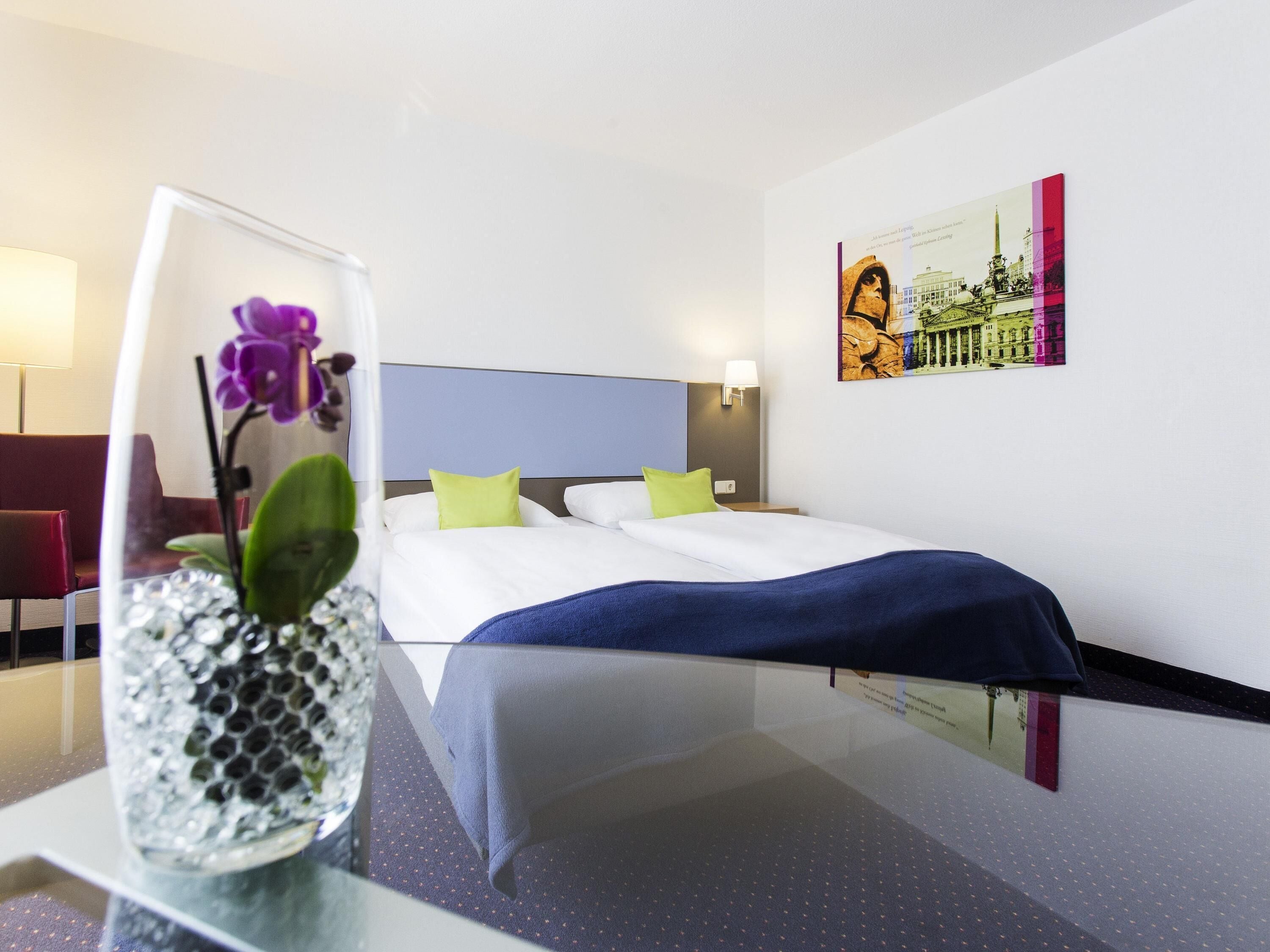 Escritorio, sistema de insonorización y cunas 