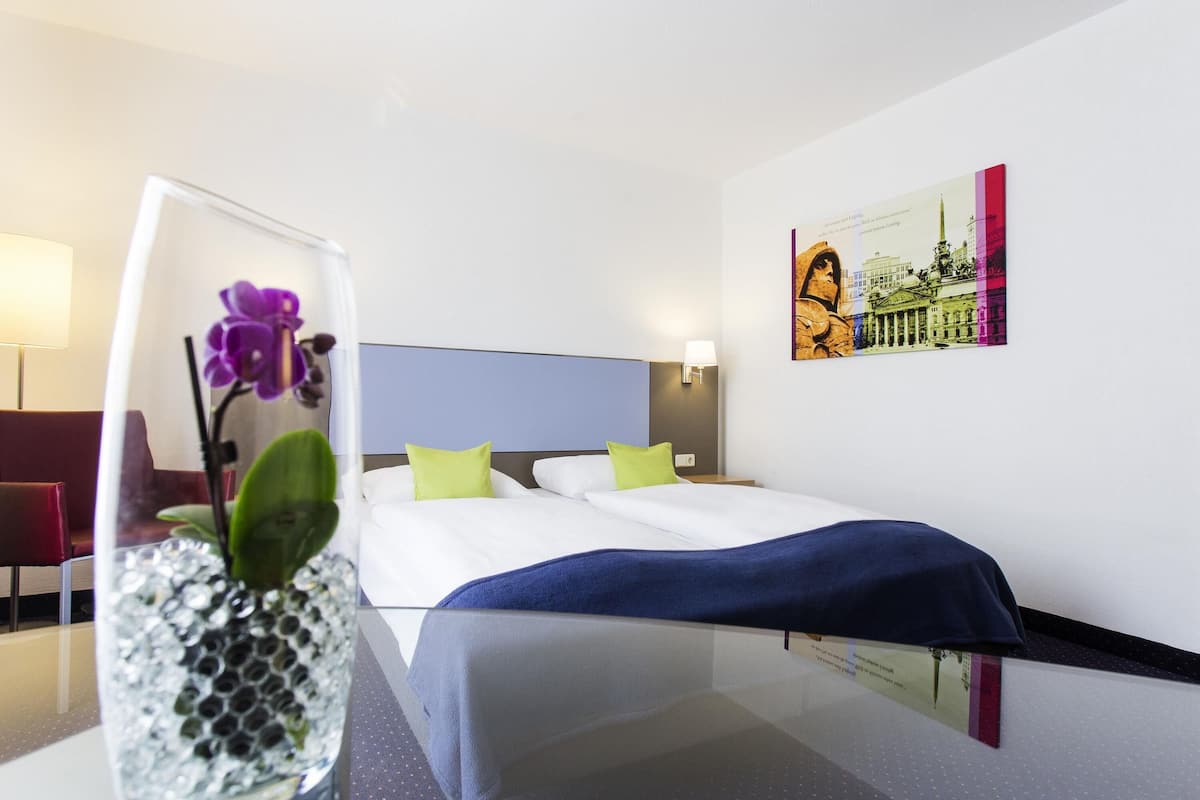 Escritorio, sistema de insonorización y cunas