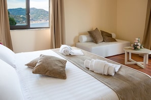 Minibar, in-room safe, desk, soundproofing - Hotel Villa Esperia (Taormina)