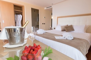 Minibar, in-room safe, desk, soundproofing - Hotel Villa Esperia (Taormina)