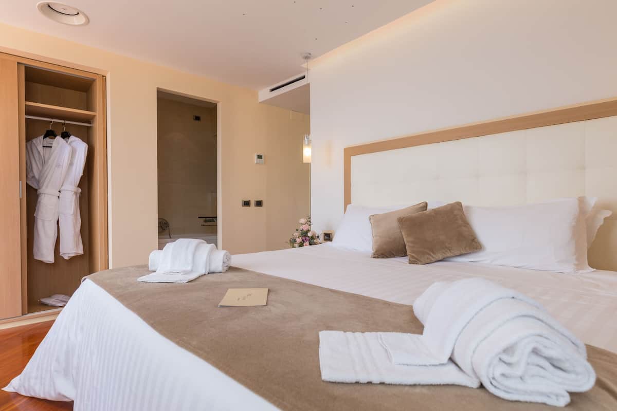 Executive Suite, Sea View | Minibar, in-room safe, desk, soundproofing