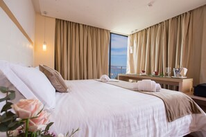 Minibar, in-room safe, desk, soundproofing - Hotel Villa Esperia (Taormina)