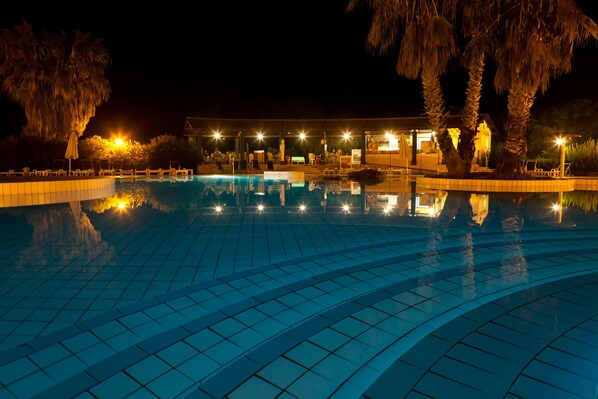 2 piscinas al aire libre, sombrillas, tumbonas