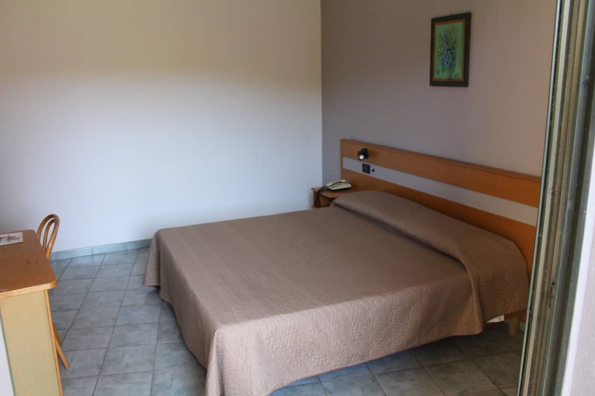 1 makuuhuone, minibaari, tallelokero huoneessa, työpöytä