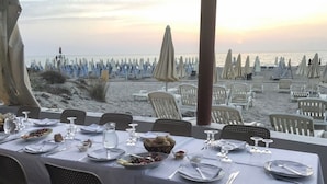 3 restauranter: frokost, lunsj og middag serveres