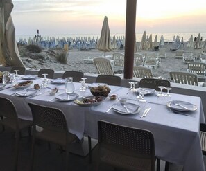 3 restaurants, breakfast, lunch, dinner served; international cuisine