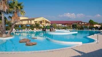 2 piscines extérieures, parasols de plage, chaises longues