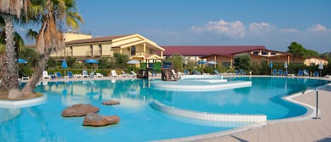 2 piscines extérieures, parasols de plage, chaises longues