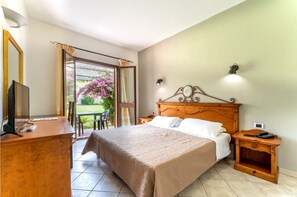 Minibar, coffres-forts dans les chambres, bureau, Wi-Fi gratuit