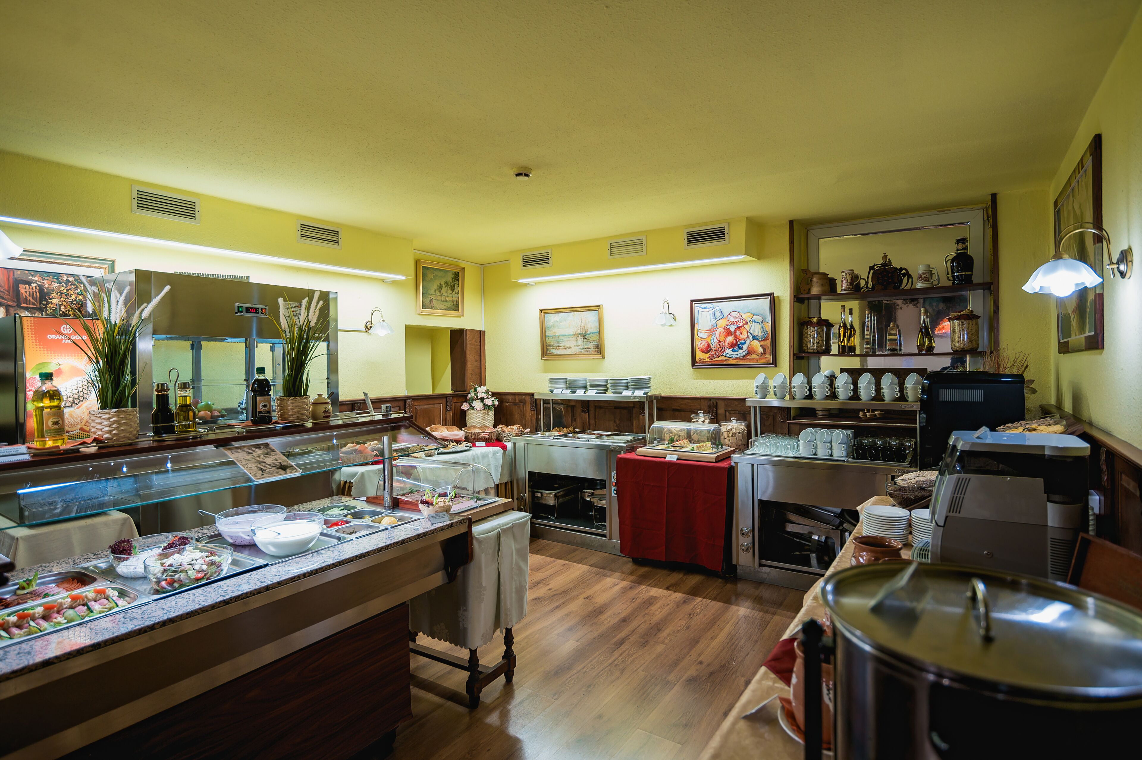 Un buffet proposant une variété de plats et une machine à café.