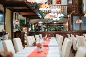 Serveert ontbijt, lunch en diner