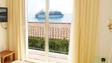 Triple Room | Desk, free WiFi