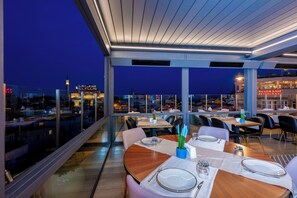 2 restaurants, breakfast, lunch, dinner served; international cuisine 