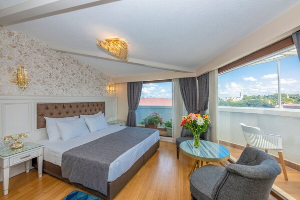 Deluxe Room | Minibar, in-room safe, blackout drapes, free WiFi