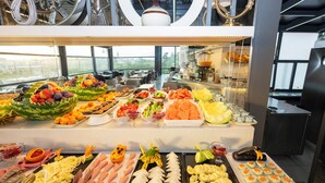 Un buffet proposant une variété d’aliments, notamment des fruits, des légumes et des plats préparés.