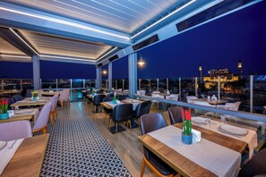 2 restaurants, breakfast, lunch, dinner served; international cuisine