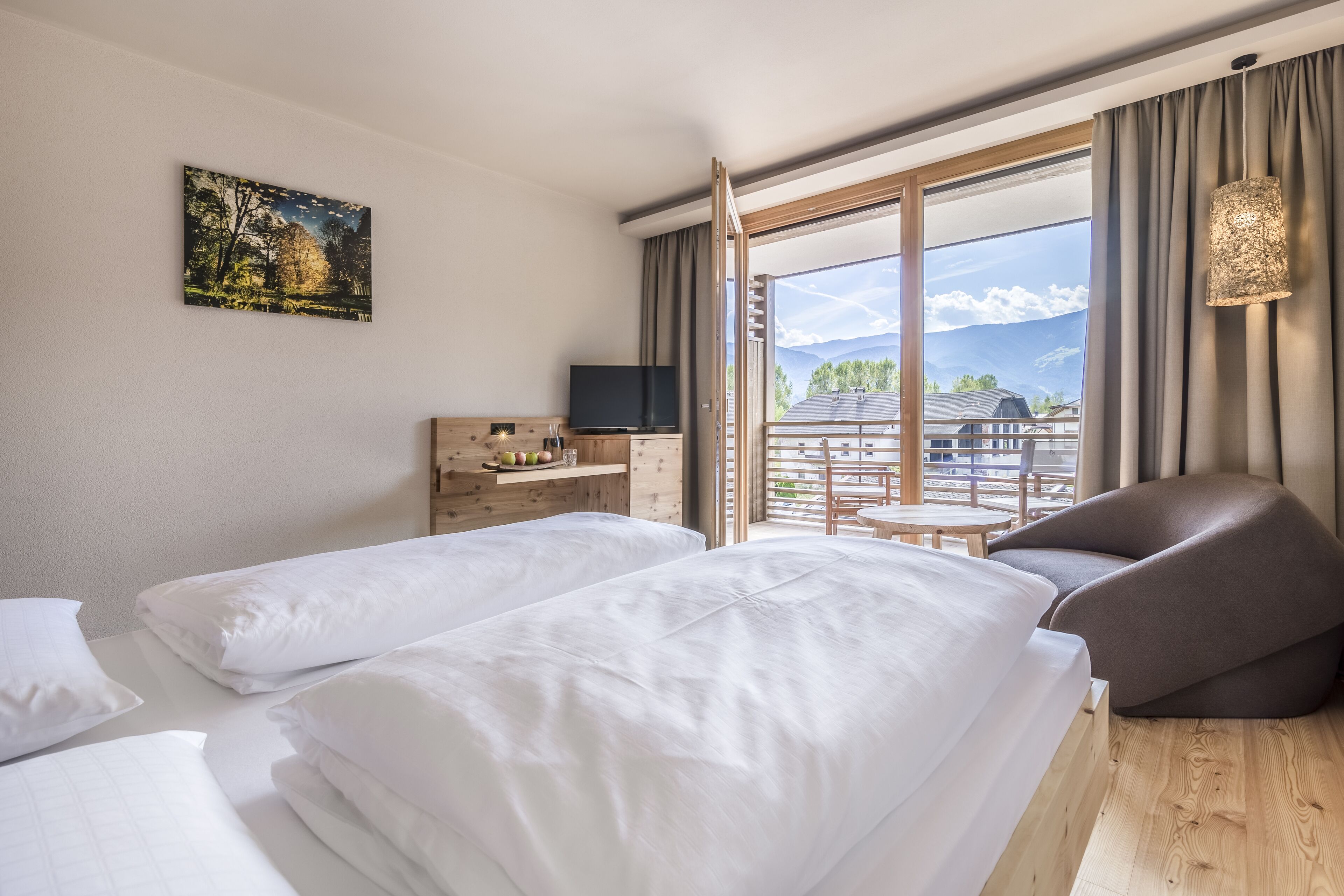 Junior suite, balkon, tuin | Select Comfort-bedden, een minibar, een kluis op de kamer, een bureau