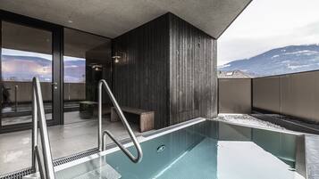 Piscina coperta, piscina all'aperto, lettini