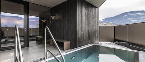 Een binnenzwembad, een buitenzwembad en ligstoelen