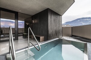 Piscina interna, piscina externa, espreguiçadeiras