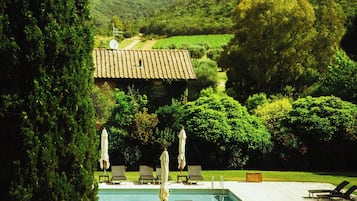 Una piscina techada, 2 piscinas al aire libre, sombrillas