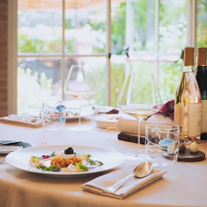 2 restaurants; breakfast, lunch, and dinner served