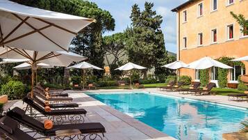 Indendørs pool, 2 udendørs pools, parasoller, liggestole