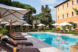 Indoor pool, 2 outdoor pools, pool umbrellas, pool loungers