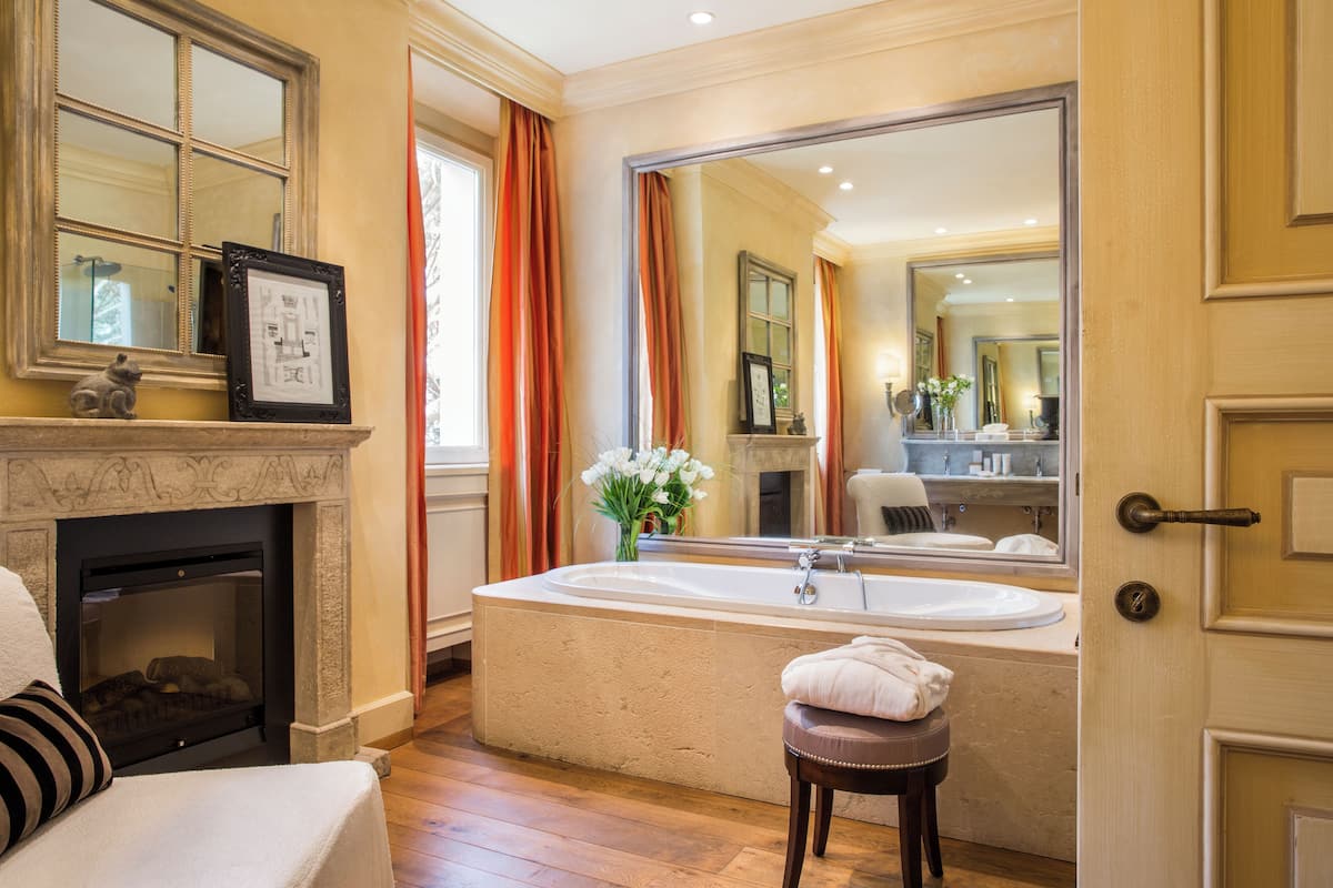 suite (prestige) | bathroom amenities | free toiletries, hair dryer, bathrobes, slippers