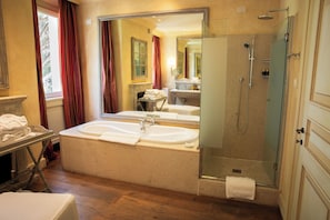Superior Suite | Bilik Mandi | Kelengkapan dandanan diri percuma, pengering rambut, jubah mandi 