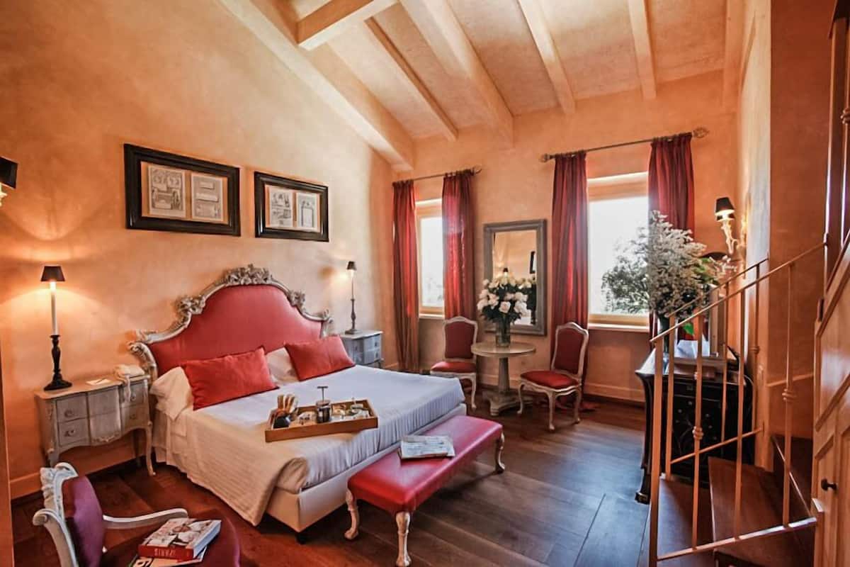 Deluxe kamer (with mezzanine) | 2 slaapkamers, een minibar, een kluis op de kamer, een bureau