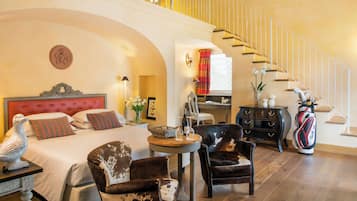 Suite familiare | Minibar, una cassaforte in camera, una scrivania, postazione laptop