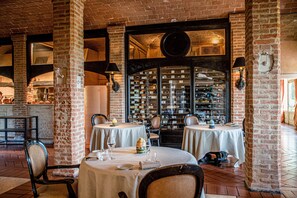 2 restaurants servant le petit déjeuner, le déjeuner et le dîner
