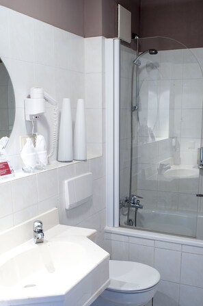 Shower, free toiletries, hair dryer, towels - Airport Hotel by The New Yorker (Cologne)