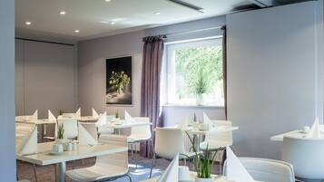 Daily full breakfast (EUR 11 per person)