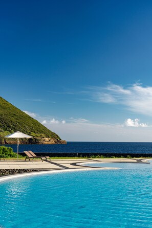 Indendørs pool, sæsonbestemt udendørs pool, liggestole