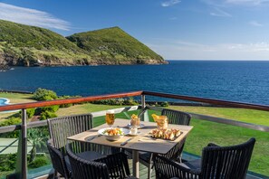 Der serveres morgenmad, frokost og portugisiske retter med havudsigt 