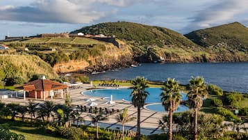 Una piscina cubierta, una piscina al aire libre de temporada, tumbonas