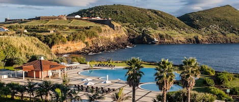 Una piscina techada, una piscina al aire libre de temporada