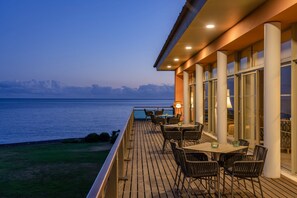 Ocean views, serves breakfast and brunch