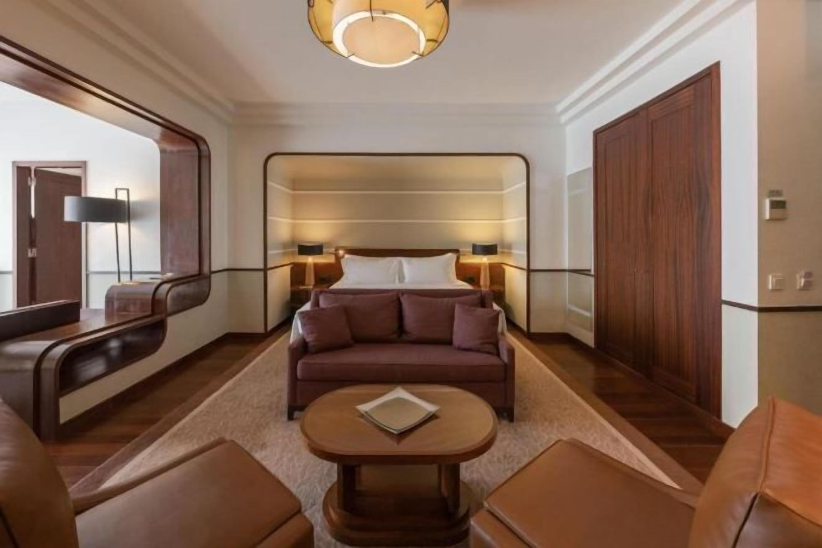 Bộ đồ giường cao cấp, minibar, két bảo mật tại phòng, bàn 