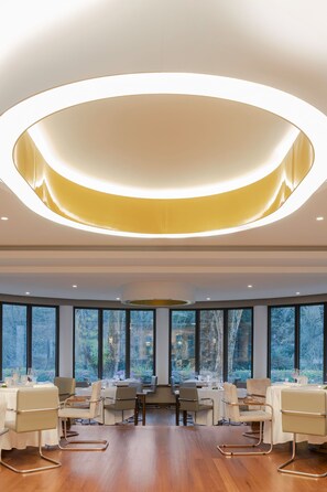 Petit déjeuner, déjeuner et dîner servis sur place, vue sur le jardin