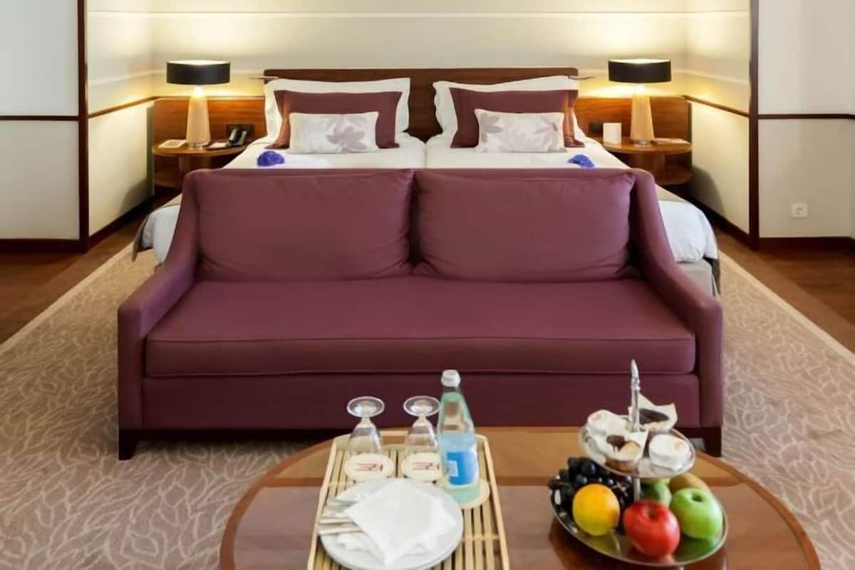 Premium bedding, minibar, in-room safe, desk