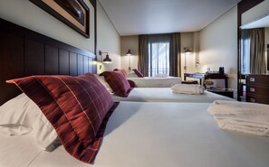 Classic Plus Double or Twin Room | Minibar, in-room safe, desk, laptop workspace - Hotel do Canal (Horta)